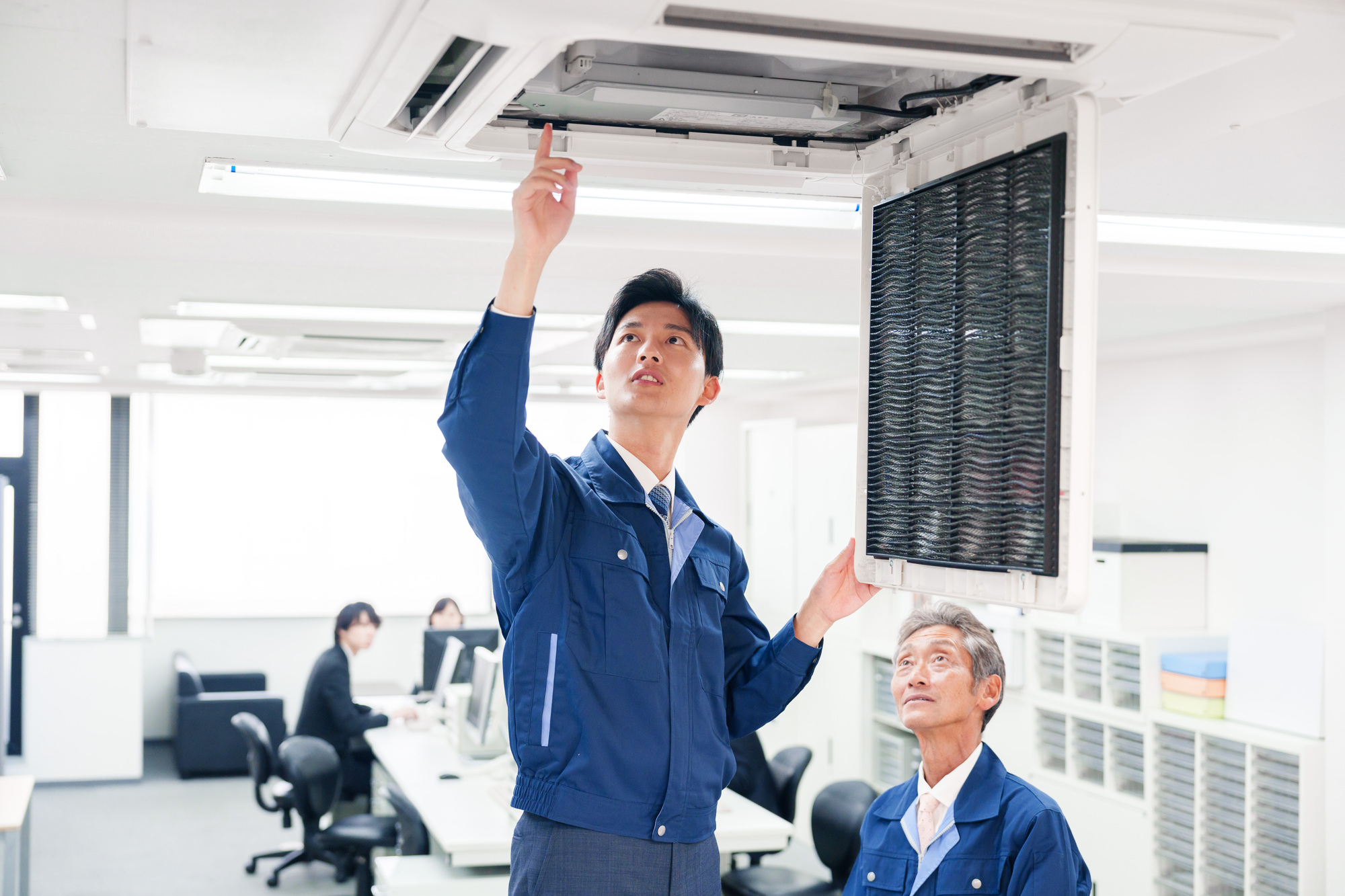 作業する男性